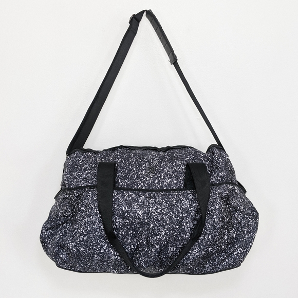 🦄 RARE Lululemon Reflective All Day Duffle Bag - Picture 7 of 16